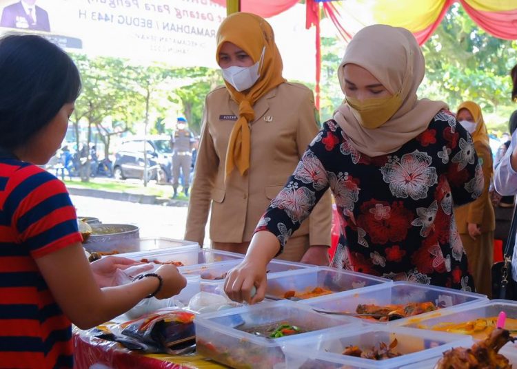 Wakil Ketua I TP PKK Muba, Susy Imelda Beni, saat memilih makanan di salah aatu pedagang Pasar Bedug di Halaman Parkir Eks Penjara Depan Gedung DWP Sekayu, Senin (4/4/2022). (fornews.co/humad pemkab muba)