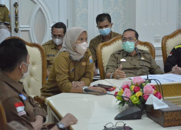 Sekda Palembang, Ratu Dewa bersama Kadiknas Palembang Zulinto dan Forum honorer Kota Palembang, saat rapat bersama di ruang rapat 2 setda, Selasa (5/4/2022). (fornews.co/ist)