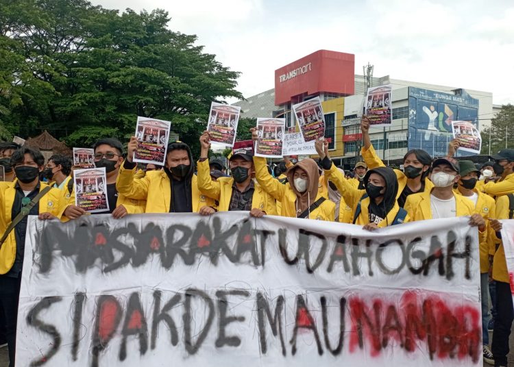 Gabungan mahasiswa dari sejumlah universitas dan perguruan tinggi di Palembang, saat menggelar aksi di Simpang Lima DPRD Sumsel, Kamis (7/4/2022). (fornews.co/ist)