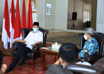 Plt Bupati Muba, Beni Hernedi saat berbicara dengan Kakanwil DJKN Sumatera Selatan, Jambi dan Bangka Belitung, Surya Hadi, di Guest House Griya Bumi Serasan Sekate, Selasa (12/4/2022). (fornews.co/humas pemkab muba)