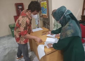 Salah satu jurnalis saat akan melakukan
vaksinasi booster COVID-19 di area poli RS Haji Jl Raya Pondok Gede Jakarta, Rabu (13/4/2022). (fornews.co/ist)