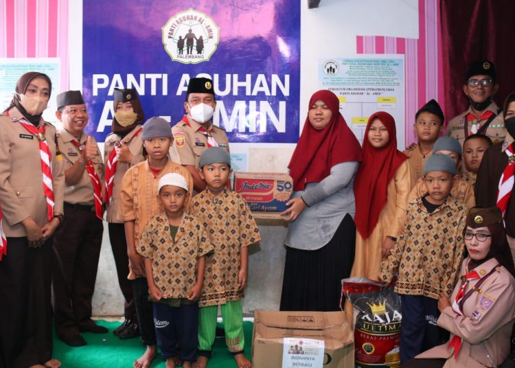 Kwarcab Pramuka Palembang saat memberikan bantuan Ramadan Berbagi di Panti Asuhan Al-Amin Palembang, Jumat (15/4/2022). (fornews.co/ist)