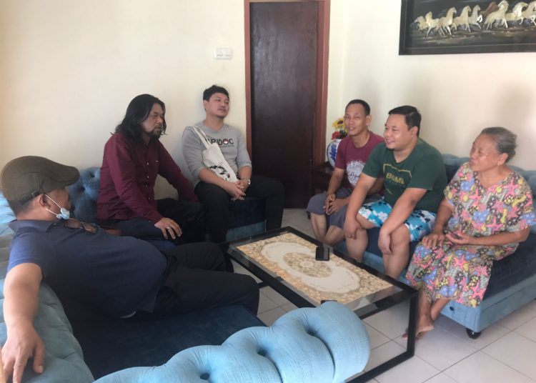 Seniman dan Budayawan Palembang saat berkunjung ke rumah ahli waris pencipta lagu Pempek Lenjer Almarhum S Tarno di Jalan sersan KKO Badaruddin lr Birawa Lemabang, Palembang, Minggu (17/4/2022). (fornews.co/ist)
