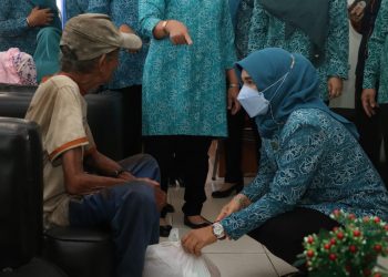 Wakil Ketua I TP PKK Muba, Susy Imelda Beni, saat berbagi kasih kepada warga kurang mampu di Kelurahan Balai Agung, Kecamatan Sekayu, Kamis (21/4/2022). (fornews.co/humas pemkab muba)