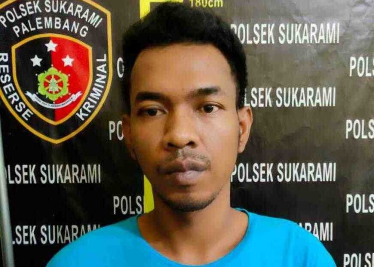 Pelaku Niko Angga (29), usai ditangkap anggota Unit Reskrim Polsek Sukarami Palembang di Jalan Talang Ratu, Kelurahan Srijaya, Kecamatan Alang-alang Lebar Palembang, Sabtu (23/4/2022) malam. (fornews.co/ist)