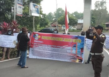 Aksi massa Perkumpulan SBC terkait dugaan tipikor pengelolaan keuangan Dana Desa (DD) pada empat desa di Kecamatan Lintang Kanan, Kabupaten Empat Lawang, di depan gedung Kejati Sumsel, Jakabaring, beberapa waktu lalu.(fornews.co/ist)