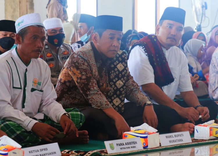 Plt Bupati Muba, Beni Hernedi dan Wabup Muratara, Ahmad Hinayatullah, saat menghadiri peringatan Nuzulul Quran sekaligus Tasyakuran Masjid Jami' Al Muttaqin di Desa Pangkalan Bulian, Kecamatan Batanghari Leko, Kamis (28/4/2022). (fornews.co/humas pemkab muba).