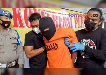 PELAKU dipapah oleh dua petugas Polresta Yogya karena kesakitan setelah kakinya dihadiahi timah panas. (foto fornews.co/adam)