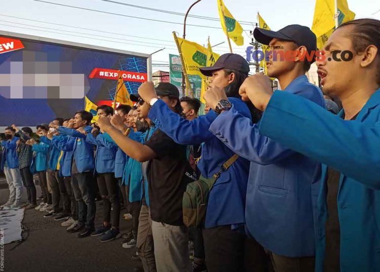 MAHASISWA yang tergabung dalam Persatuan Mahasiswa Islam Indonesia (PMII) berunjuk rasa menolak perpanjangan jabatan presiden tiga periode. (foto fornews.co/adam)