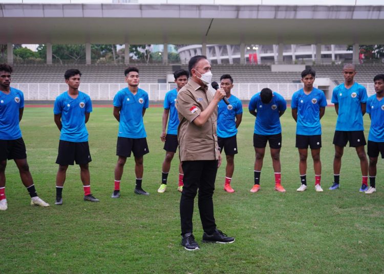 Ketua Umum PSSI, Mochamad Iriawan saat memberikan arahan kepada pemain Timnas Indonesia U-23 SEA Games 2021. (fornews.co/pssi.org)