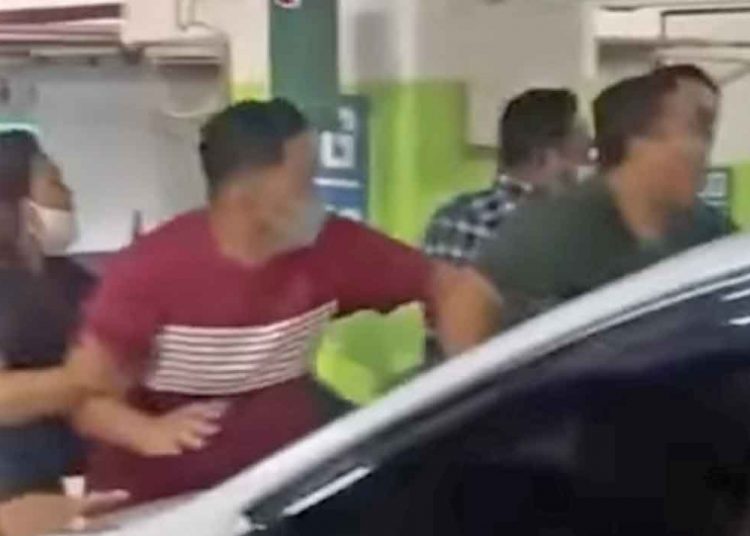 TAMPAK si pengemudi terus berusaha menyerang petugas parkir hingga pos parkir. Sementara kerabatnya berusaha melerai agar menjauh dari petugas parkir. (foto fornews.co/capture video)