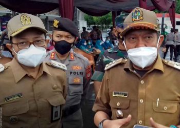 WALI Kota Yogya, Haryadi Suyuti, menyebut lebaran tahun ini tidak ada penyekatan, katanya usai gelaran Apel Operasi Ketupat Progo 2022 di Stadion Mandala Krida, Yogyakarta, Jum’at (22/4/2022). Meski begitu pihaknya tetap mengerahkan petugas gabungan selama libur lebaran 2022. (foto fornews.co/adam)