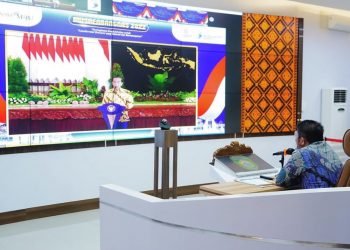 Gubernur Sumsel, Herman Deru saat mendengarkan arahan Presiden Jokowi pada Musrenbangnas 2022 lsecara virtual di Command Center Kantor Sumsel, Kamis (28/4/2022). (fornews.co/humas pemprov sumsel)