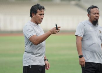 Pelatih Kepala Timnas Indonesia U-16, Bima Sakti saat memimpin latihan TC terakhir di lapangan Madya Senayan Jakarta, Minggu(24/4/2022). (fornews.co/pssi.org)