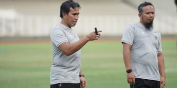 Pelatih Kepala Timnas Indonesia U-16, Bima Sakti saat memimpin latihan beberapa waktu lalu. (fornews.co/pssi.org)