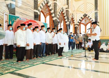 Plt Bupati Muba, Beni Hernedi saat melantik Pengurus Cabang DMI Lais, di Masjid Raya Abdul Kadim Desa Epil, Kecamatan Lais, Selasa (19/4/2022). (fornews.co/humas pemkab muba)