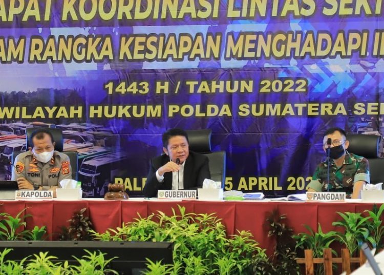 Gubernur Sumsel Herman Deru, didampingi Kapolda Sumsel dan Pangdam II Sriwijaya, saat mengikuti penyerahan sertifikat tanah wakaf secara virtual yang dihadiri langsung Wapres RI, Prof KH Ma’ruf Amin, dari Graha Auditorium Bina Praja, Palembang, Senin (25/4/2022). (fornews.co/humas pemprov sumsel)