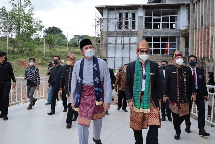 Gubernur Sumsel, Herman Deru saat meninjau progres pembangunan gedung baru DPRD PALI di Talang Ubi, Jumat (22/4/2022). (fornews.co/humas pemprov sumsel)