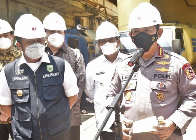 Kapolri Jenderal Polisi Listyo Sigit Prabowo, didampingi Gubernur Sumsel, Herman Deru, saat memberikan keterangan pers usai meninjau produksi minyak curah di PT TBL Tbk, di Banyuasin, Jumat (1/4/2022) siang. (fornews.co/humas pemprov sumsel)