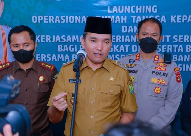Plt Bupati Muba, Beni Hernedi saat memberikan keterangan kepada awak media. (fornews.co/humas pemkab muba)