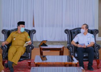 Plt Bupati Muba, Beni Hernedi saat menerima Kepala BPJS Kesehatan Cabang Palembang Rudhy Suksmawan Hardhiko, di Guest House Griya Bumi Serasan Sekate, Senin (18/4/2022). (fornews.co/humas pemkab muba)