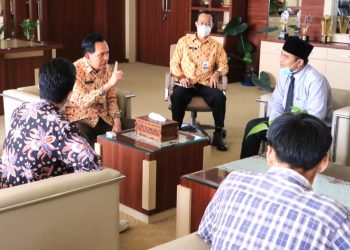 Jajaran Pengurus BP2 RI DPW Sumsel saat berdialog dengan Wako Prabumulih, Ridho Yahya, yang juga Dewan Penasehat BP2 RI DPW Sumsel, di ruang kerja Wako Prabumulih, Kamis (14/4/2022). (fornews.co/ist)