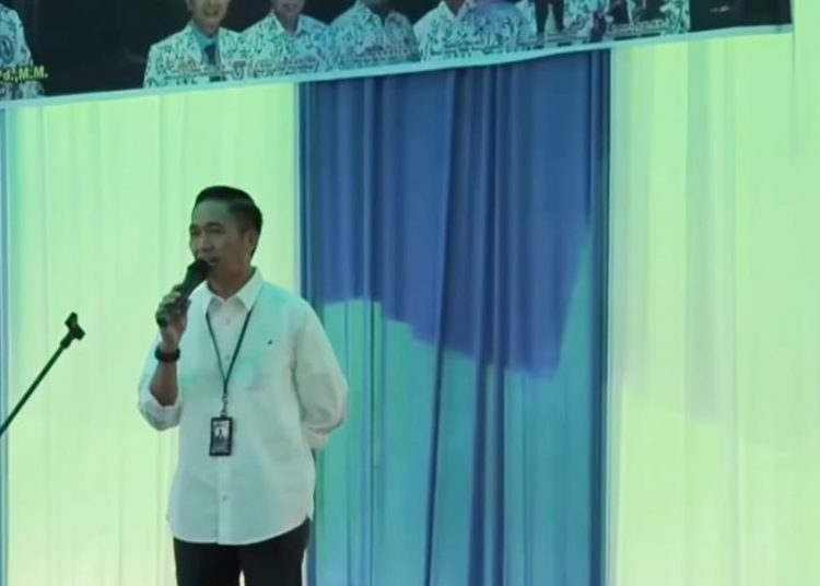 Sekda Palembang, Ratu Dewa, saat berbicara pada kegiatan berbagi beras yang digelar PGRI Sumsel di halaman SMP Negeri 11 Palembang, Kompleks TNI AU Talang Betutu Palembang. Sabtu, (23/04/2022). (fornews.co/ist)