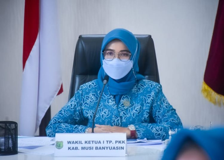 Wakil Ketua I Tim Penggerak PKK Muba, Susy Imelda Beni saat berbicara pada pada webinar edisi ke-4 TP-PKK mendukung program nasional penurunan stunting dan peningkatan sanitasi lingkungan, Rabu (20/4/2022). (fornews.co/humas pemkab muba)