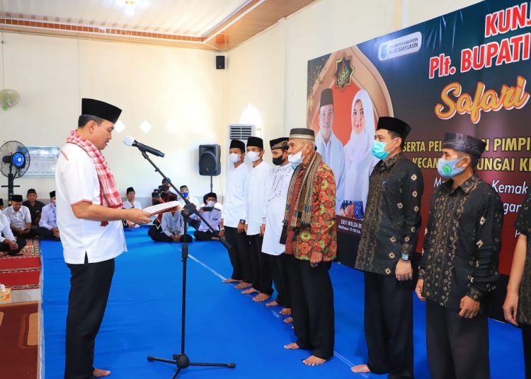 Plt Bupati Muba, Beni Hernedi saat melantik Pengurus DMI Kecamatan Sungai Keruh Masa Bakti 2022-2027, di Masjid Raudhatul Jannah, Desa Pagarkaya, Kecamatan Sungai Keruh, Senin (11/04/2022). (fornews.co/humas pemkab muba)