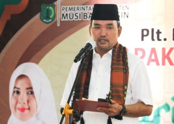Plt Bupati Muba, Beni Hernedi saat berbicara pada kunjungan kerja di Masjid Al-Muhajirin, Desa Ulak Paceh, Kecamatan Lawang Wetan, Kamis (14/2022). (fornews.co/humas pemkab muba)