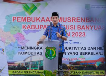Plt Bupati Muba, Beni Hernedi saat berbicara pada Musrenbang RKPD Kabupaten Muba tahun 2023 di Auditorium Pemkab Muba, Kamis (7/4/2022). (fornews.co/humas pemkab muba)
