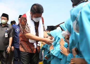 Gubernur Sumsel, Herman Deru menyapa pelajar saat melaunching Desa Quran RTYD Palembang, Kamis (14/4/2022). (fornews.co/humas pemprov sumsel)