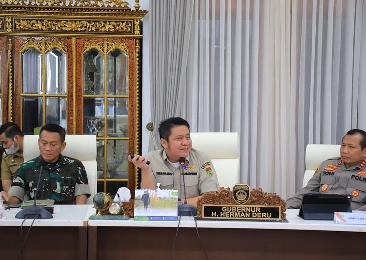 Gubernur Sumsel, Herman Deru bersama Pangdam II/Sriwijaya, Mayjen TNI Agus Suhardi, dan Kapolda Sumsel Irjen Pol Toni Harmanto, saat memimpin Rapat Monitoring Ketersediaan Minyak Goreng di Provinsi Sumsel di Griya Agung Palembang, Selasa (26/4/2022). (fornews.co/humas pemprov sumsel) 