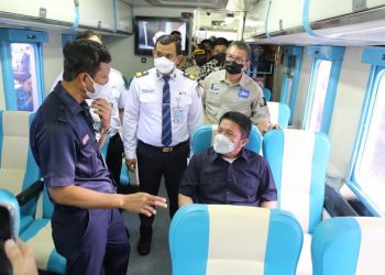 Gubernur Sumsel, Herman Deru saat mencoba duduk di salah satu kursi rangkaian kereta api eksekutif, di Stasiun Kereta Api Kertapati, Jumat (8/4/2022) Siang. (fornews.co/humas pemprov sumsel)