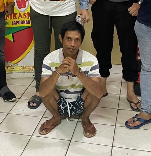 Tersangka pencabulan, Jufri (39), usai diringkus anggota Unit PPA Sat Reskrim Polrestabes Palembang, Selasa (19/4/2022) malam. (fornews.co/ist)