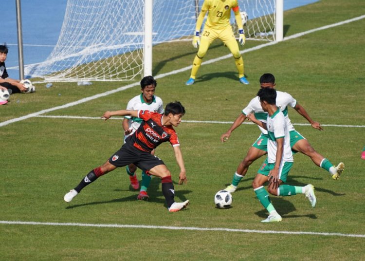Tiga pemain belakang Timnas Indonesia U19 menjaga pergerakan pemain Pohang Steelers FC, pada lanjutan uji coba di Stadion Gyeongsan, Daegu, Korea Selatan, Sabtu (9/4/2022). (fornews.co/pssi.org)