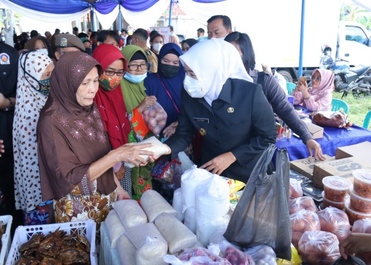 Wawako Palembang, Fitrianti Agustinda saat meninjau bazar pasar murah di Kecamatan Kemuning, Senin (11/4/2022). (fornews.co/ ist)