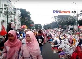 IDUL FITRI 1440 H jauh sebelum pandemi merusak tatanan rukun sholat berjamaah. Titik Nol Kilometer Yogya dipadati jamaah sholat Idul Fiitri. Ini dokumentasi fornews.co tahun 2019. (foto fornews.co/capture video fornewsjogja)