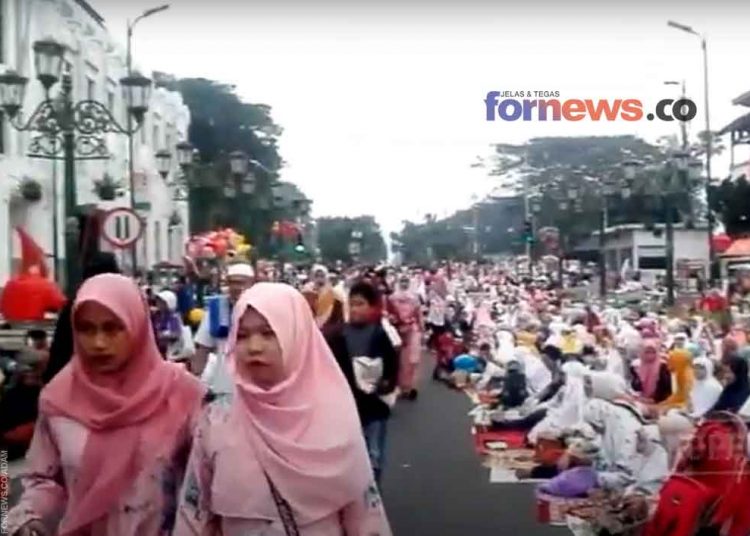 IDUL FITRI 1440 H jauh sebelum pandemi merusak tatanan rukun sholat berjamaah. Titik Nol Kilometer Yogya dipadati jamaah sholat Idul Fiitri. Ini dokumentasi fornews.co tahun 2019. (foto fornews.co/capture video fornewsjogja)
