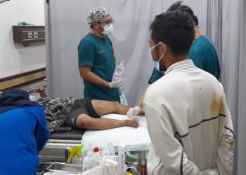 Bayu Bustomi, mendapat perawatan di RSMH Palembang, setelah ditemukan warga terkapar akibat di keroyok sekitar 20 orang di Jalan KH Balqi, Lorong Banten I, Kelurahan 16 Ulu, Kecamatan SU II, Palembang, sekitar pukul 03.00 WIB, Sabtu (23/4/2022). (fornews.co/ist)