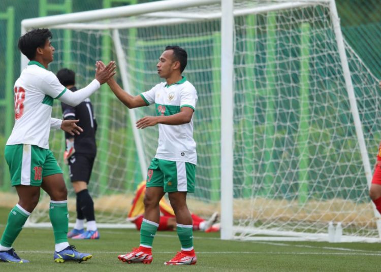 Pemain Timnas Indonesia U-23, Irfan Jaya, usai mencetak gol ke gawang Andong University di Haemaji Football Field, Yeongdeok, Korsel, Kamis (21/4/2022). (fornews.co/pssi.org)