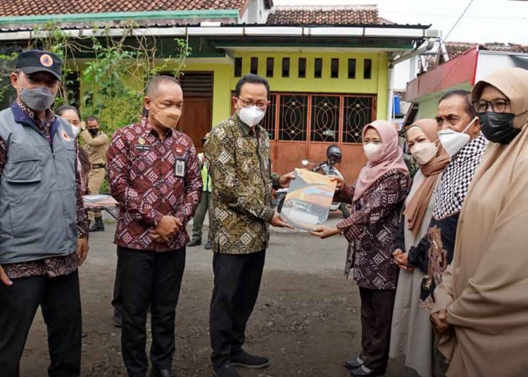 WAKIL Wali Kota Yogya, Heroe Poerwadi, secara simbolis memberikan bantuan kepada warga korban angin puting beliung di Kemantren Umbulharjo, Kota Yogya. (foto fornews.co/humas pemkot yogya)