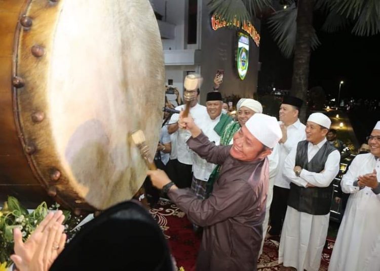 Gubernur Sumsel, Herman Deru, saat menabuh bedug pada Momen Takbir Agung menyambut Hari Raya Idulfitri 1 Syawal 1443 Hijriah di Griya Agung, Minggu (1/5/2022) Malam. (fornews.co/humas pemprov sumsel)
