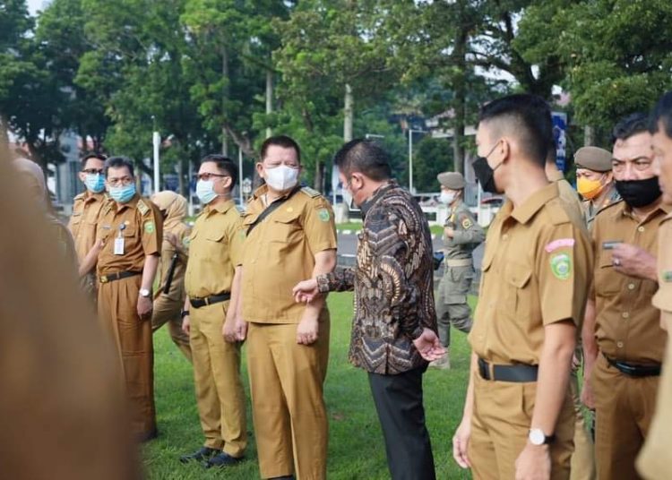 Gubernur Sumsel, Herman Deru saat memeriksa atribut kelengkapan seragam ASN, saat apel perdana di lapangan Kantor Gubernur Sumsel, Senin (9/5/2022). (fornews.co/humas pemprov sumsel)
