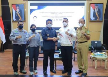 Gubernur Sumsel, Herman Deru, yang juga Ketua Perbakin Sumsel, saat memperkenalkan pelatih baru pemegang berlisensi internasional di Auditorium Bina Praja Setda Provinsi Sumsel, Selasa (10/5/2022). (humas pemprov sumsel)