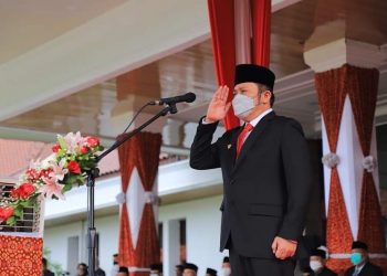 Gubernur Sumsel, Herman Deru, saat memimpin Upacara Peringatan Hari Pendidikan Nasional Tahun 2022 di Griya Agung, Jumat (13/5/2022). (fornews.co/humas pemprov sumsel)