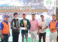 Gubernur Sumsel, Herman Deru saat menyerahkan hadiah kepada pemenang turnamen golf Piala Gubernur Sumsel, di Lapangan Golf Kenten Palembang, Minggu (22/5/2022).(fornews.co/humas pemprov sumsel)