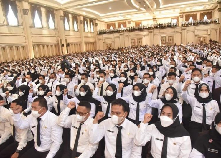 Ribuan calon ASN dan P3K saat akan diresmikan Gubernur Sumsel, Herman Deru, di The Sultan Convention Center, Rabu (25/5/2022). (fornews.co/humas pemprov sumsel)