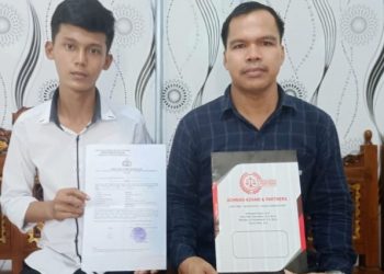 Korban Bimo (kiri), bersama kuasa hukumnya saat melapor kasus dugaan pengeroyokan ke SPKT Polrestabes Palembang, Senin (9/5/2022). (fornews.co/ist)