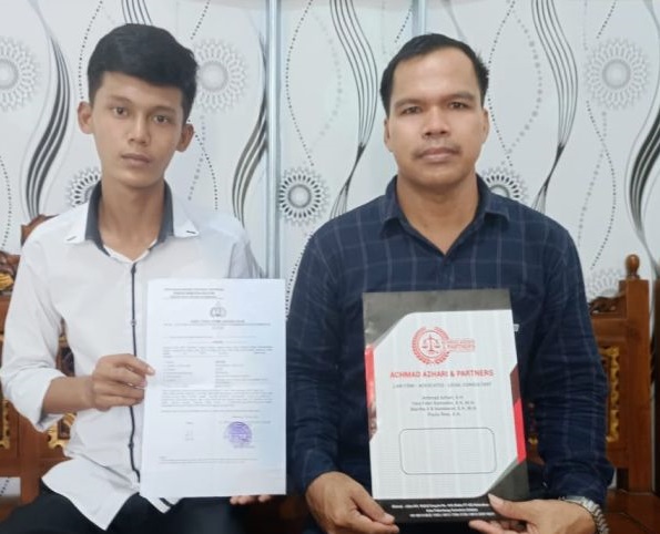 Korban Bimo (kiri), bersama kuasa hukumnya saat melapor kasus dugaan pengeroyokan ke SPKT Polrestabes Palembang, Senin (9/5/2022). (fornews.co/ist)